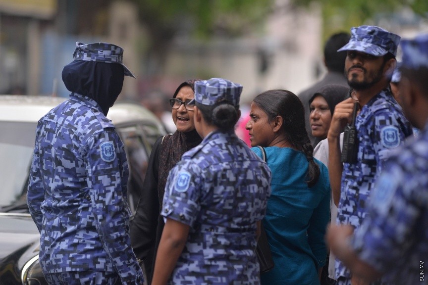 27 މާޗް 2017: އެމްޑީޕީ އޮފީސް ކައިރިއަށް އެތައް ބަޔަކު އެއްވެފައި: ފުލުހުން އެމްޑީޕީ އޮފީސް ކައިރިއަށް އެއްވެ ތިބި މީހުން ފަހަތަށް ޖައްސަނީ-- ސަން ފޮޓޯ: މުހައްމަދު އަފްރާހް