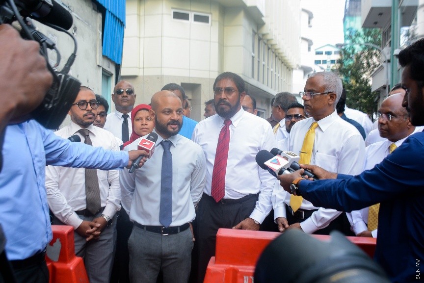 މަޖިލީހުގެ މިއަދުގެ ޖަލްސާ ބޮއިކޮޓް ކުރެއްވުމަށްފަހު، އިދިކޮޅު ފަރާތްތަކުން މީޑިއާއަށް މައުލޫމާތު ދެއްވަނީ-- ސަން ފޮޓޯ/ މުހައްމަދު އަފްރާހު
