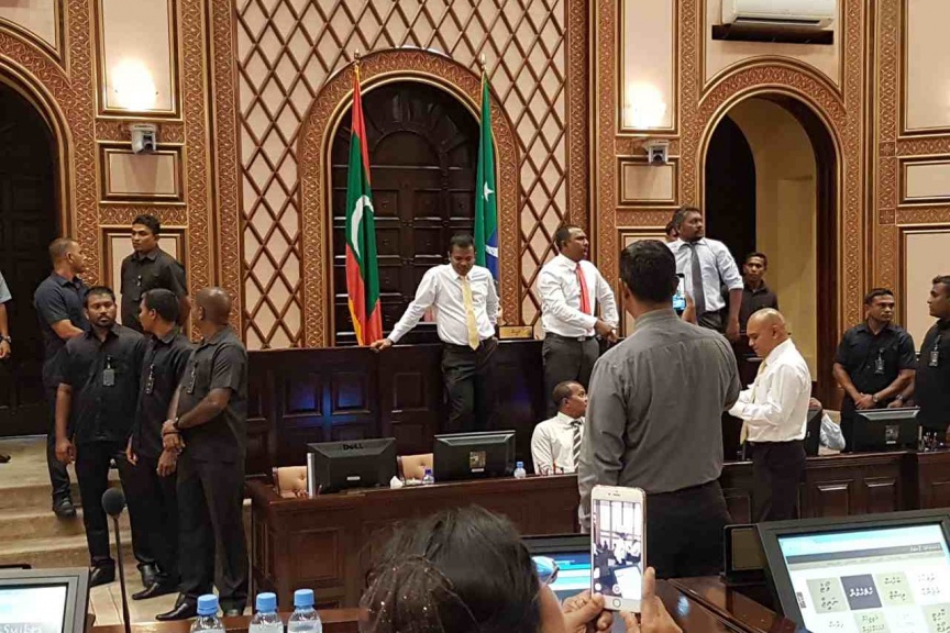 މާޗް 27ވަނަ ދުވަހު ރައްޔިތުންގެ މަޖިލީހުގެ ރައީސް އަބްދުﷲ މަސީހު މުހައްމަދު އިތުބާރުނެތް ކަމުގެ މައްސަލަ ކުރިއަށް ދިޔައިރު، އިދިކޮޅު އިއްތިހާދުން މަޖިލިސް ތެރޭގައި އިހުތިޖާޖްކުރުން