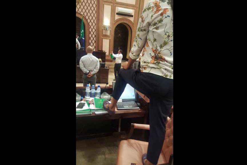 މާޗް 27ވަނަ ދުވަހު ރައްޔިތުންގެ މަޖިލީހުގެ ރައީސް އަބްދުﷲ މަސީހު މުހައްމަދު އިތުބާރުނެތް ކަމުގެ މައްސަލަ ކުރިއަށް ދިޔައިރު، އިދިކޮޅު އިއްތިހާދުން މަޖިލިސް ތެރޭގައި އިހުތިޖާޖްކުރުން