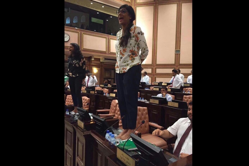 މާޗް 27ވަނަ ދުވަހު ރައްޔިތުންގެ މަޖިލީހުގެ ރައީސް އަބްދުﷲ މަސީހު މުހައްމަދު އިތުބާރުނެތް ކަމުގެ މައްސަލަ ކުރިއަށް ދިޔައިރު، އިދިކޮޅު އިއްތިހާދުން މަޖިލިސް ތެރޭގައި އިހުތިޖާޖްކުރުން