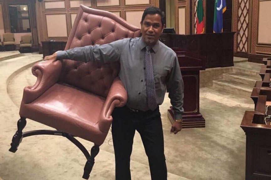 މާޗް 27ވަނަ ދުވަހު ރައްޔިތުންގެ މަޖިލީހުގެ ރައީސް އަބްދުﷲ މަސީހު މުހައްމަދު އިތުބާރުނެތް ކަމުގެ މައްސަލަ ކުރިއަށް ދިޔައިރު، އިދިކޮޅު އިއްތިހާދުން މަޖިލިސް ތެރޭގައި އިހުތިޖާޖްކުރުން