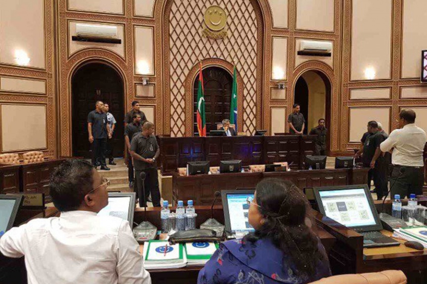 މާޗް 27ވަނަ ދުވަހު ރައްޔިތުންގެ މަޖިލީހުގެ ރައީސް އަބްދުﷲ މަސީހު މުހައްމަދު އިތުބާރުނެތް ކަމުގެ މައްސަލަ ކުރިއަށް ދިޔައިރު، އިދިކޮޅު އިއްތިހާދުން މަޖިލިސް ތެރޭގައި އިހުތިޖާޖްކުރުން