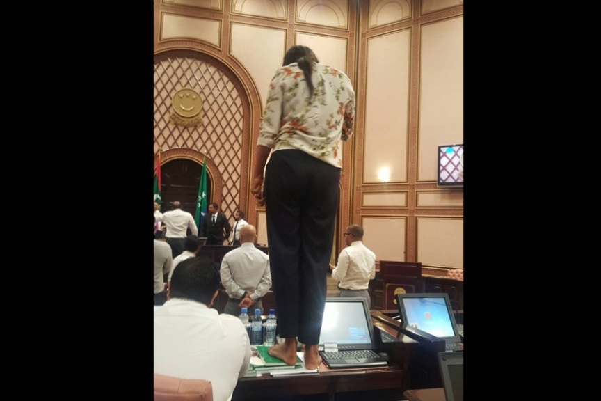 މާޗް 27ވަނަ ދުވަހު ރައްޔިތުންގެ މަޖިލީހުގެ ރައީސް އަބްދުﷲ މަސީހު މުހައްމަދު އިތުބާރުނެތް ކަމުގެ މައްސަލަ ކުރިއަށް ދިޔައިރު، އިދިކޮޅު އިއްތިހާދުން މަޖިލިސް ތެރޭގައި އިހުތިޖާޖްކުރުން