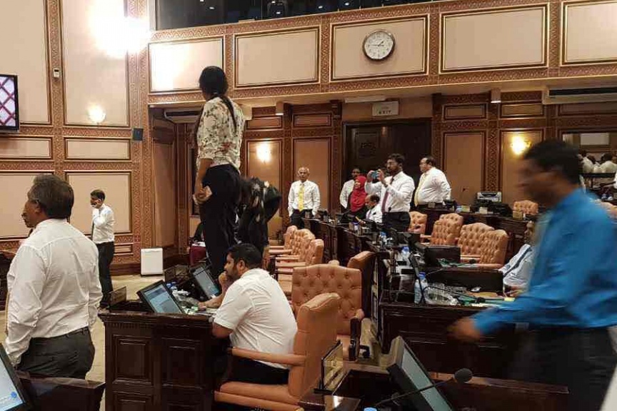 މާޗް 27ވަނަ ދުވަހު ރައްޔިތުންގެ މަޖިލީހުގެ ރައީސް އަބްދުﷲ މަސީހު މުހައްމަދު އިތުބާރުނެތް ކަމުގެ މައްސަލަ ކުރިއަށް ދިޔައިރު، އިދިކޮޅު އިއްތިހާދުން މަޖިލިސް ތެރޭގައި އިހުތިޖާޖްކުރުން