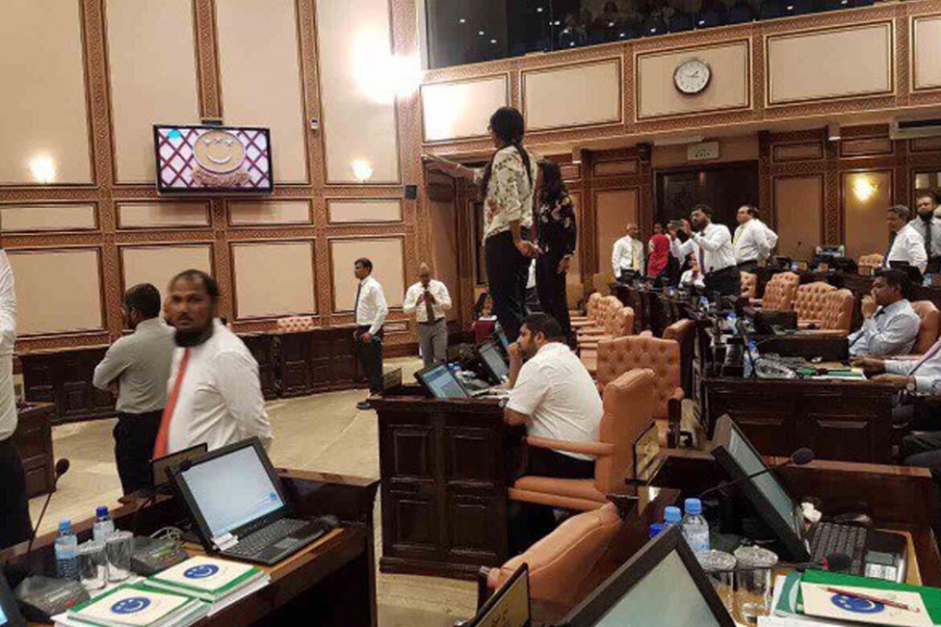 މާޗް 27ވަނަ ދުވަހު ރައްޔިތުންގެ މަޖިލީހުގެ ރައީސް އަބްދުﷲ މަސީހު މުހައްމަދު އިތުބާރުނެތް ކަމުގެ މައްސަލަ ކުރިއަށް ދިޔައިރު، އިދިކޮޅު އިއްތިހާދުން މަޖިލިސް ތެރޭގައި އިހުތިޖާޖްކުރުން