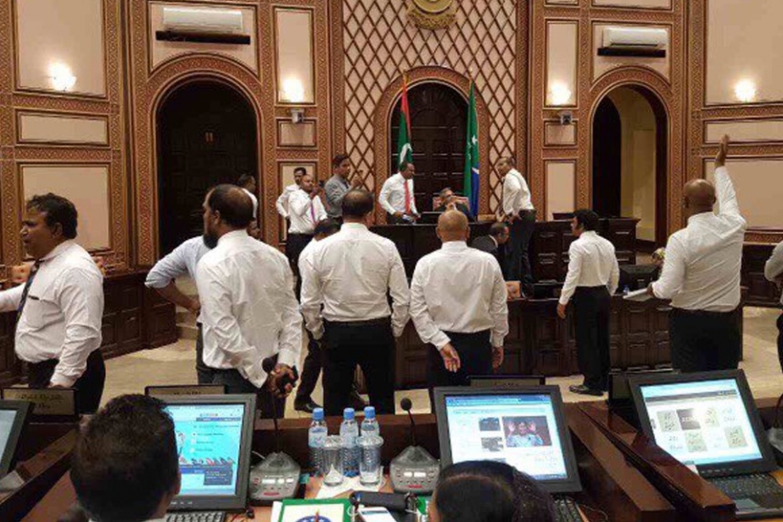 މާޗް 27ވަނަ ދުވަހު ރައްޔިތުންގެ މަޖިލީހުގެ ރައީސް އަބްދުﷲ މަސީހު މުހައްމަދު އިތުބާރުނެތް ކަމުގެ މައްސަލަ ކުރިއަށް ދިޔައިރު، އިދިކޮޅު އިއްތިހާދުން މަޖިލިސް ތެރޭގައި އިހުތިޖާޖްކުރުން