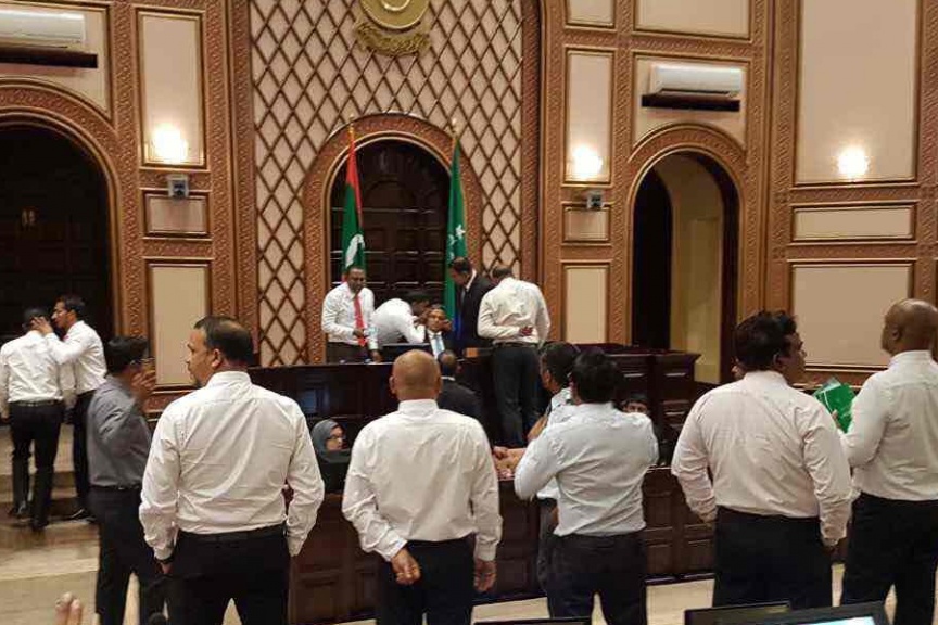 މާޗް 27ވަނަ ދުވަހު ރައްޔިތުންގެ މަޖިލީހުގެ ރައީސް އަބްދުﷲ މަސީހު މުހައްމަދު އިތުބާރުނެތް ކަމުގެ މައްސަލަ ކުރިއަށް ދިޔައިރު، އިދިކޮޅު އިއްތިހާދުން މަޖިލިސް ތެރޭގައި އިހުތިޖާޖްކުރުން