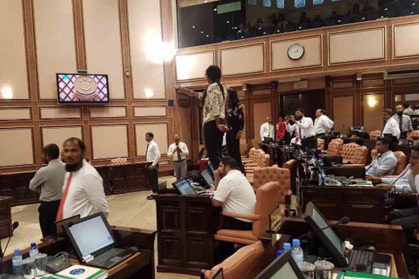 މާޗް 27ވަނަ ދުވަހު ރައްޔިތުންގެ މަޖިލީހުގެ ރައީސް އަބްދުﷲ މަސީހު މުހައްމަދު އިތުބާރުނެތް ކަމުގެ މައްސަލަ ކުރިއަށް ދިޔައިރު، އިދިކޮޅު އިއްތިހާދުން މަޖިލިސް ތެރޭގައި އިހުތިޖާޖްކުރުން