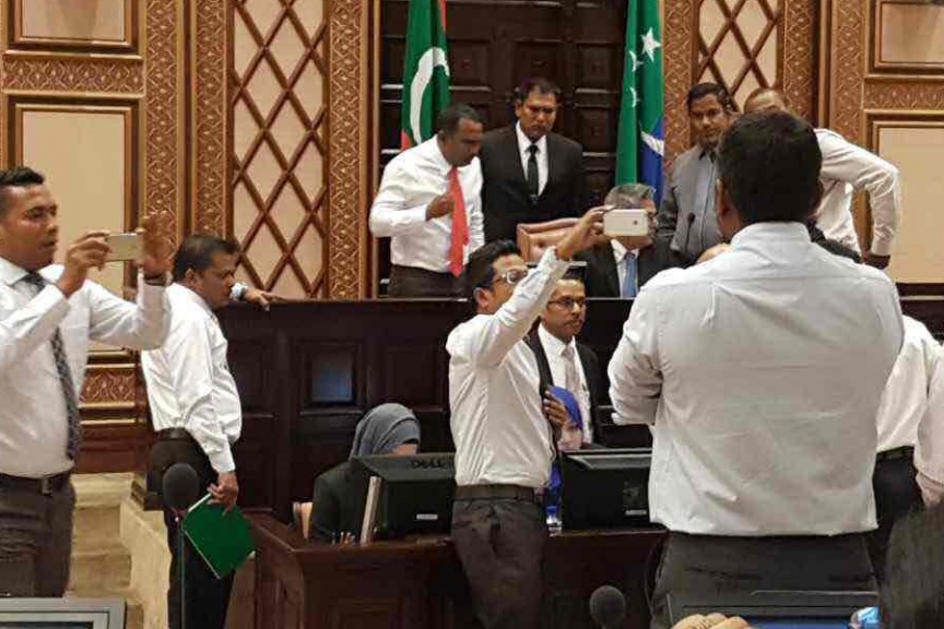 މާޗް 27ވަނަ ދުވަހު ރައްޔިތުންގެ މަޖިލީހުގެ ރައީސް އަބްދުﷲ މަސީހު މުހައްމަދު އިތުބާރުނެތް ކަމުގެ މައްސަލަ ކުރިއަށް ދިޔައިރު، އިދިކޮޅު އިއްތިހާދުން މަޖިލިސް ތެރޭގައި އިހުތިޖާޖްކުރުން