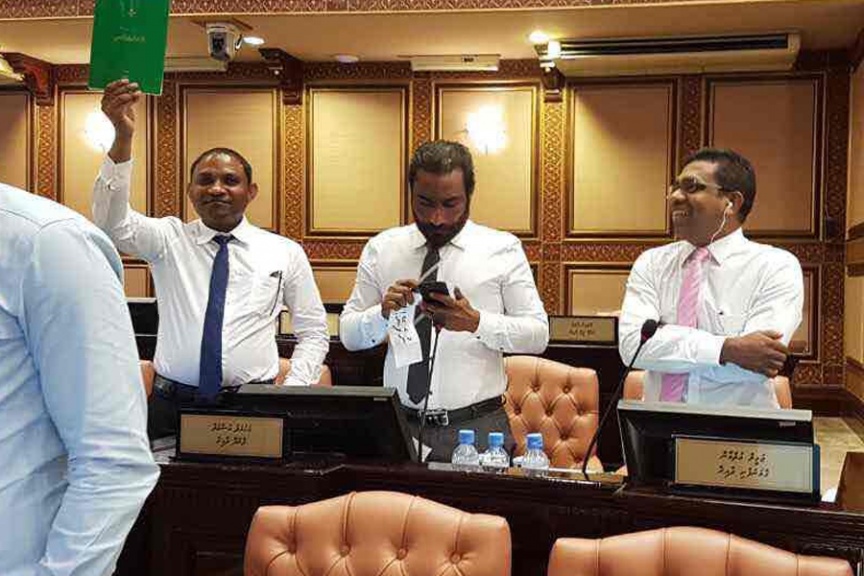 މާޗް 27ވަނަ ދުވަހު ރައްޔިތުންގެ މަޖިލީހުގެ ރައީސް އަބްދުﷲ މަސީހު މުހައްމަދު އިތުބާރުނެތް ކަމުގެ މައްސަލަ ކުރިއަށް ދިޔައިރު، އިދިކޮޅު އިއްތިހާދުން މަޖިލިސް ތެރޭގައި އިހުތިޖާޖްކުރުން