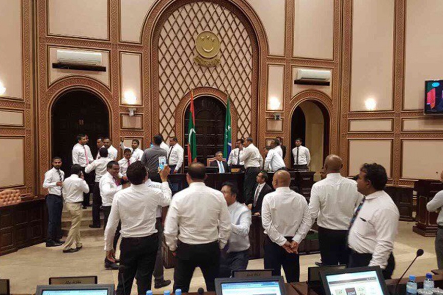 މާޗް 27ވަނަ ދުވަހު ރައްޔިތުންގެ މަޖިލީހުގެ ރައީސް އަބްދުﷲ މަސީހު މުހައްމަދު އިތުބާރުނެތް ކަމުގެ މައްސަލަ ކުރިއަށް ދިޔައިރު، އިދިކޮޅު އިއްތިހާދުން މަޖިލިސް ތެރޭގައި އިހުތިޖާޖްކުރުން