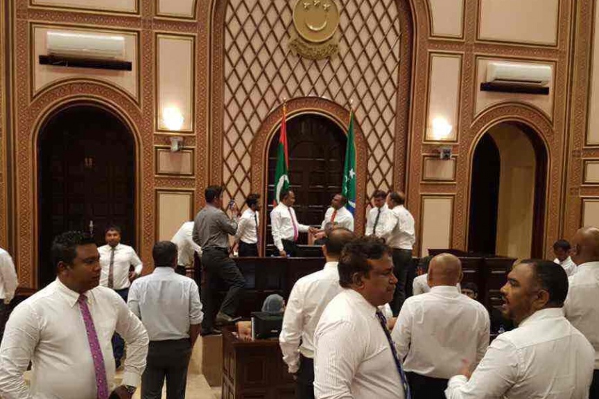 މާޗް 27ވަނަ ދުވަހު ރައްޔިތުންގެ މަޖިލީހުގެ ރައީސް އަބްދުﷲ މަސީހު މުހައްމަދު އިތުބާރުނެތް ކަމުގެ މައްސަލަ ކުރިއަށް ދިޔައިރު، އިދިކޮޅު އިއްތިހާދުން މަޖިލިސް ތެރޭގައި އިހުތިޖާޖްކުރުން