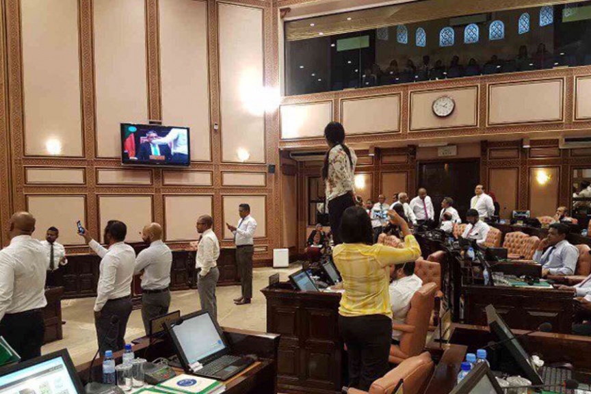 މާޗް 27ވަނަ ދުވަހު ރައްޔިތުންގެ މަޖިލީހުގެ ރައީސް އަބްދުﷲ މަސީހު މުހައްމަދު އިތުބާރުނެތް ކަމުގެ މައްސަލަ ކުރިއަށް ދިޔައިރު، އިދިކޮޅު އިއްތިހާދުން މަޖިލިސް ތެރޭގައި އިހުތިޖާޖްކުރުން