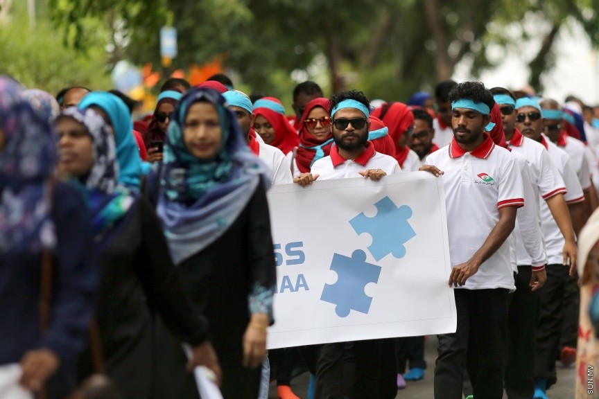 އޭޕްރީލް 13، 2017: އޯޓިޒަމަށް އާންމުން ހޭލުންތެރި ކުރުވުމުގެ ގޮތުން މޯލްޑިވްސް އޯޓިޒަމް އެސޯސިއޭޝަނުން އިންތިޒާމުކޮށްގެން ބޭއްވި ހިނގާލުމުގެ ތެރެއިން: މި ހިނގާލުމުގައި ސަރުކާރު ބައެއް އޮފީސްތަކާ، އަމިއްލަ ކުންފުނިތަކުންވެސް ވަނީ ބައިވެރިވެފައި --- ސަން ފޮޓޯ/ ފަޔާޒް މޫސާ