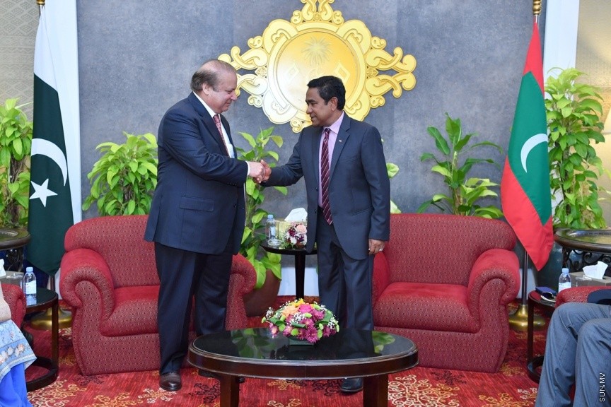  27 ޖުލައި 2017: މިނިވަން ދުވަހާއި ގުޅުވައިގެން ރައީސުލްޖުމްހޫރިއްޔާ އަބްދުﷲ ޔާމީން އަބްދުލްގައްޔޫމުގެ ދައުވަތަކަށް، ޕާކިސްތާނުގެ ބޮޑުވަޒީރު މުޙައްމަދު ނަވާޒް ޝަރީފާއި، އެމަނިކުފާނުގެ އަނބިކަނބަލުން ބޭގަމް ކަލްސޫމް ނަވާޒް ޝަރީފް ރާއްޖެއަށް ކުރެއްވި ރަސްމީ ދަތުރުފުޅު ނިންމަވާލެއްވުމަށްފަހު، މިއަދު ހެނދުނު ފުރާވަޑައިގަތުން: ޕާކިސްތާނުގެ ބޮޑުވަޒީރުގެ ދެކަނބަލުންނަށް ވެލާނާ އިންޓަރނޭޝަނަލް އެއަރޕޯޓުން އަލްވަދާޢު ވިދާޅުވީ، ރައީސުލްޖުމްހޫރިއްޔާގެ ދެކަނބަލުން---ފޮޓޯ/ ރައީސް އޮފީސް