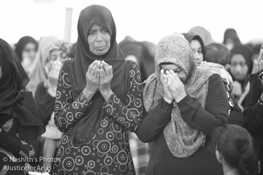މަރުހޫމް އަނަސްގެ އާއިލާގެ އިސްނެގުމުގެ މަތިން ރ.މީދޫގައި ބޭއްވި އިންސާފުގެ ހިނގާލުމުގެ ތެރެއިން: އާންމުކޮށް ރާއްޖޭގައި ބާއްވާ މުޒާހަރާތަކާއި ހިނގާލުންތަކާ ޚިލާފަށް، ތަފާތު މަންޒަރުތަކެއް އެ އެއްވުމުން ފެނިގެންދިޔަ. އެންމެންގެ މޫނުމަތިން ފެންނަމުންދިޔަ މަންޒަރުން ވެސް އަނަސް ފެންނަ ފަދަ. ރައްޔިތުން ނުކުމެދައްކައިދިން އެ ބަދަހި ގުޅުމުން ދައްކުވައި ދިނީ ރަށުގެ ކުދި ބޮޑު އެންމެން ވެސް ތިބީ އެ މައްޔިތާއާއެކުގަކަން---- ފޮޓޯ/ ނާޝިތު