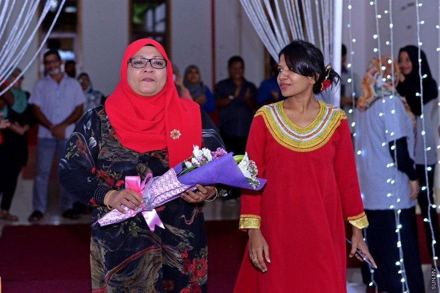 8 އޯގަސްޓް، 2017: މިއުޒިކީ ދުނިޔޭގައި 45 އަހަރު ހޭދަކުރި ލަވަކިޔުންތެރިޔާ ފާތިމަތު ރައޫފް އެންސީއޭއިން ރިޓަޔާކުރަން ބޭއްވި ހަފްލާގެ ތެރެއިން: އެންސީއޭއިން ވަކިވިޔަސް ލަވަކިޔުމުގެ ދާއިރާއާ ދުރަށް ނުދާ ކަމަށް އޭނާ ބުނި--- ސަން ފޮޓޯ/ ފަޔާޒު މޫސާ