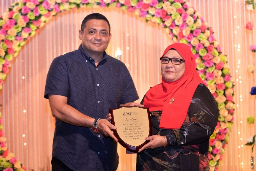 8 އޯގަސްޓް، 2017: މިއުޒިކީ ދުނިޔޭގައި 45 އަހަރު ހޭދަކުރި ލަވަކިޔުންތެރިޔާ ފާތިމަތު ރައޫފް އެންސީއޭއިން ރިޓަޔާކުރަން ބޭއްވި ހަފްލާގެ ތެރެއިން: އެންސީއޭއިން ވަކިވިޔަސް ލަވަކިޔުމުގެ ދާއިރާއާ ދުރަށް ނުދާ ކަމަށް އޭނާ ބުނި--- ސަން ފޮޓޯ/ ފަޔާޒު މޫސާ