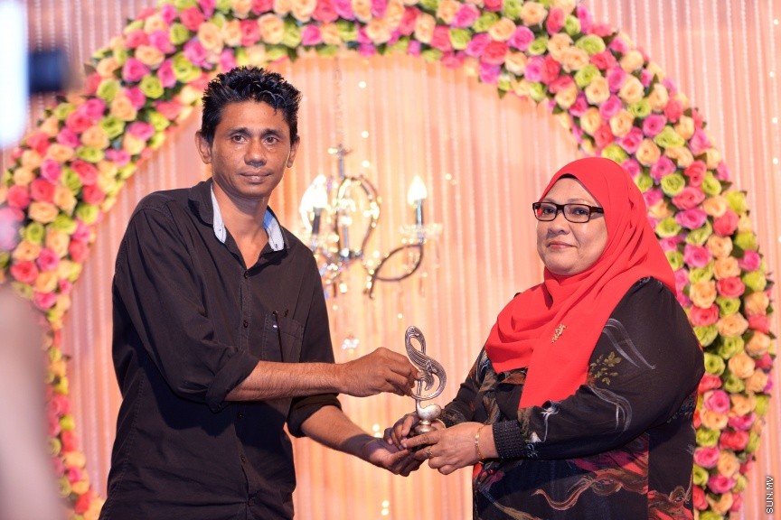 8 އޯގަސްޓް، 2017: މިއުޒިކީ ދުނިޔޭގައި 45 އަހަރު ހޭދަކުރި ލަވަކިޔުންތެރިޔާ ފާތިމަތު ރައޫފް އެންސީއޭއިން ރިޓަޔާކުރަން ބޭއްވި ހަފްލާގެ ތެރެއިން: އެންސީއޭއިން ވަކިވިޔަސް ލަވަކިޔުމުގެ ދާއިރާއާ ދުރަށް ނުދާ ކަމަށް އޭނާ ބުނި--- ސަން ފޮޓޯ/ ފަޔާޒު މޫސާ