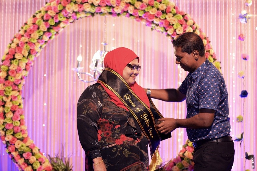 8 އޯގަސްޓް، 2017: މިއުޒިކީ ދުނިޔޭގައި 45 އަހަރު ހޭދަކުރި ލަވަކިޔުންތެރިޔާ ފާތިމަތު ރައޫފް އެންސީއޭއިން ރިޓަޔާކުރަން ބޭއްވި ހަފްލާގެ ތެރެއިން: އެންސީއޭއިން ވަކިވިޔަސް ލަވަކިޔުމުގެ ދާއިރާއާ ދުރަށް ނުދާ ކަމަށް އޭނާ ބުނި--- ސަން ފޮޓޯ/ ފަޔާޒު މޫސާ