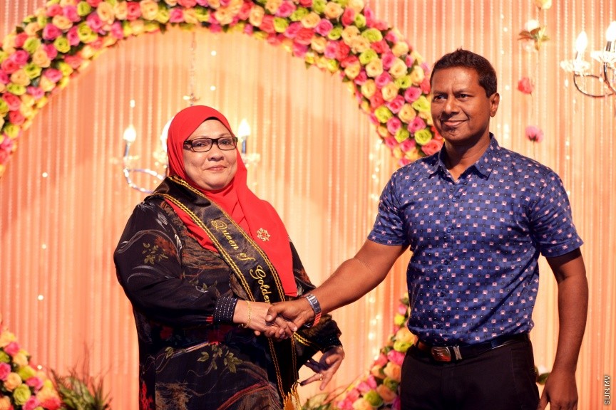 8 އޯގަސްޓް، 2017: މިއުޒިކީ ދުނިޔޭގައި 45 އަހަރު ހޭދަކުރި ލަވަކިޔުންތެރިޔާ ފާތިމަތު ރައޫފް އެންސީއޭއިން ރިޓަޔާކުރަން ބޭއްވި ހަފްލާގެ ތެރެއިން: އެންސީއޭއިން ވަކިވިޔަސް ލަވަކިޔުމުގެ ދާއިރާއާ ދުރަށް ނުދާ ކަމަށް އޭނާ ބުނި--- ސަން ފޮޓޯ/ ފަޔާޒު މޫސާ