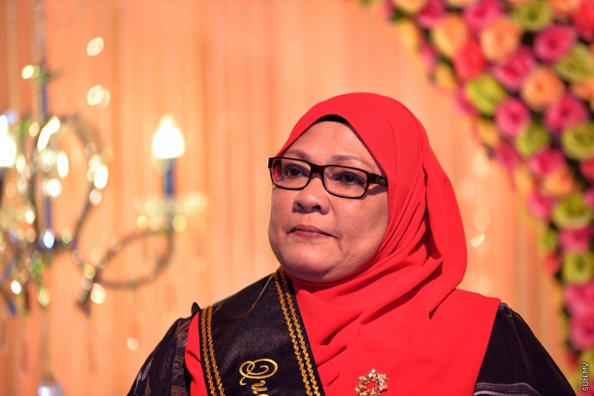 8 އޯގަސްޓް، 2017: މިއުޒިކީ ދުނިޔޭގައި 45 އަހަރު ހޭދަކުރި ލަވަކިޔުންތެރިޔާ ފާތިމަތު ރައޫފް އެންސީއޭއިން ރިޓަޔާކުރަން ބޭއްވި ހަފްލާގެ ތެރެއިން: އެންސީއޭއިން ވަކިވިޔަސް ލަވަކިޔުމުގެ ދާއިރާއާ ދުރަށް ނުދާ ކަމަށް އޭނާ ބުނި--- ސަން ފޮޓޯ/ ފަޔާޒު މޫސާ
