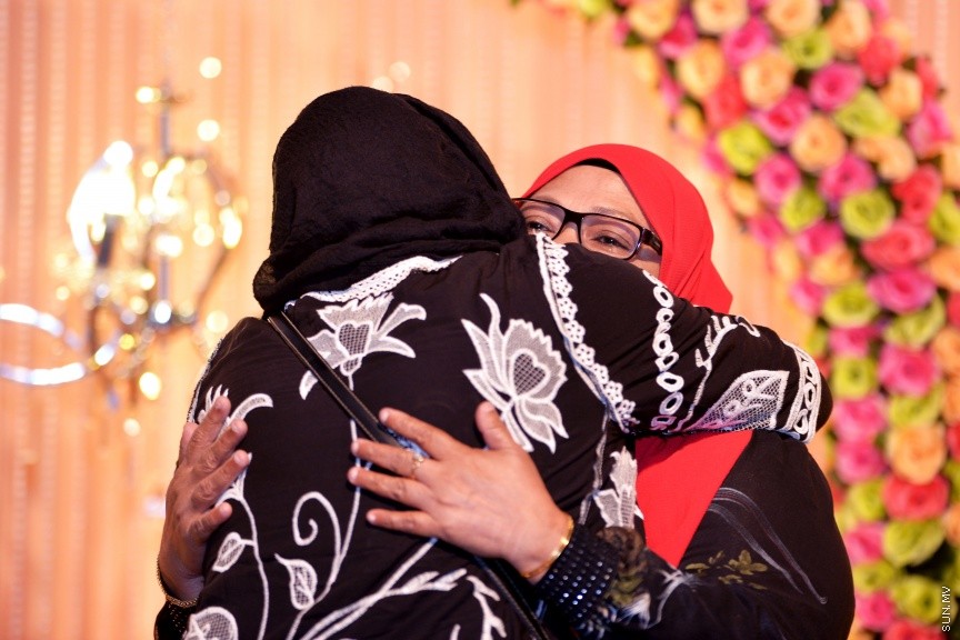 8 އޯގަސްޓް، 2017: މިއުޒިކީ ދުނިޔޭގައި 45 އަހަރު ހޭދަކުރި ލަވަކިޔުންތެރިޔާ ފާތިމަތު ރައޫފް އެންސީއޭއިން ރިޓަޔާކުރަން ބޭއްވި ހަފްލާގެ ތެރެއިން: އެންސީއޭއިން ވަކިވިޔަސް ލަވަކިޔުމުގެ ދާއިރާއާ ދުރަށް ނުދާ ކަމަށް އޭނާ ބުނި--- ސަން ފޮޓޯ/ ފަޔާޒު މޫސާ