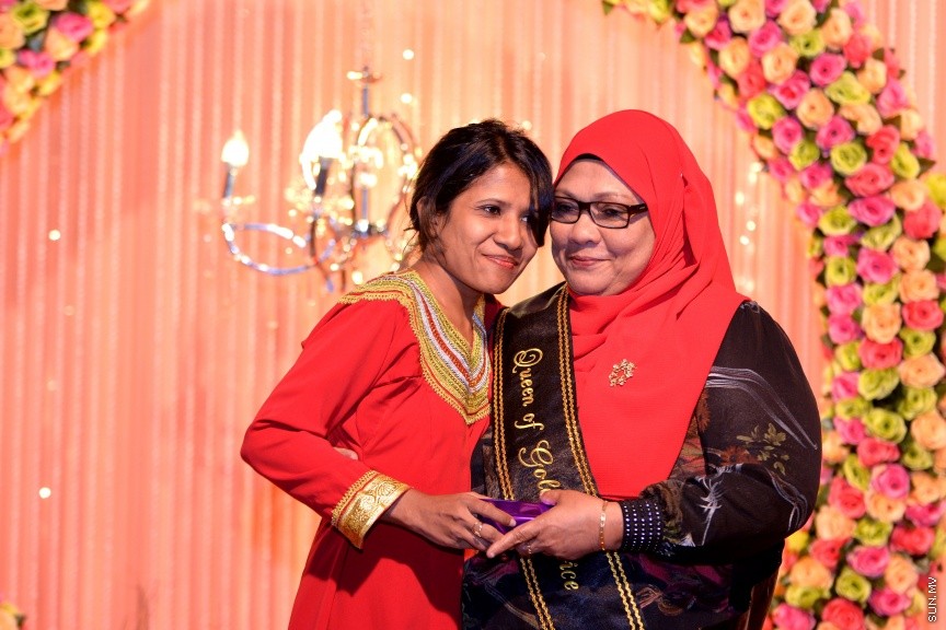 8 އޯގަސްޓް، 2017: މިއުޒިކީ ދުނިޔޭގައި 45 އަހަރު ހޭދަކުރި ލަވަކިޔުންތެރިޔާ ފާތިމަތު ރައޫފް އެންސީއޭއިން ރިޓަޔާކުރަން ބޭއްވި ހަފްލާގެ ތެރެއިން: އެންސީއޭއިން ވަކިވިޔަސް ލަވަކިޔުމުގެ ދާއިރާއާ ދުރަށް ނުދާ ކަމަށް އޭނާ ބުނި--- ސަން ފޮޓޯ/ ފަޔާޒު މޫސާ