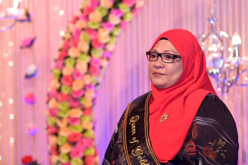 8 އޯގަސްޓް، 2017: މިއުޒިކީ ދުނިޔޭގައި 45 އަހަރު ހޭދަކުރި ލަވަކިޔުންތެރިޔާ ފާތިމަތު ރައޫފް އެންސީއޭއިން ރިޓަޔާކުރަން ބޭއްވި ހަފްލާގެ ތެރެއިން: އެންސީއޭއިން ވަކިވިޔަސް ލަވަކިޔުމުގެ ދާއިރާއާ ދުރަށް ނުދާ ކަމަށް އޭނާ ބުނި--- ސަން ފޮޓޯ/ ފަޔާޒު މޫސާ