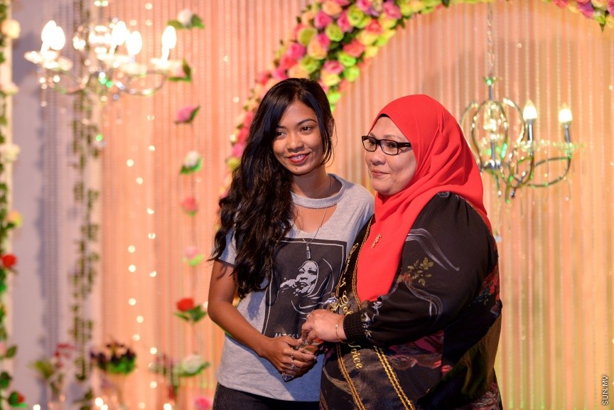 8 އޯގަސްޓް، 2017: މިއުޒިކީ ދުނިޔޭގައި 45 އަހަރު ހޭދަކުރި ލަވަކިޔުންތެރިޔާ ފާތިމަތު ރައޫފް އެންސީއޭއިން ރިޓަޔާކުރަން ބޭއްވި ހަފްލާގެ ތެރެއިން: އެންސީއޭއިން ވަކިވިޔަސް ލަވަކިޔުމުގެ ދާއިރާއާ ދުރަށް ނުދާ ކަމަށް އޭނާ ބުނި--- ސަން ފޮޓޯ/ ފަޔާޒު މޫސާ