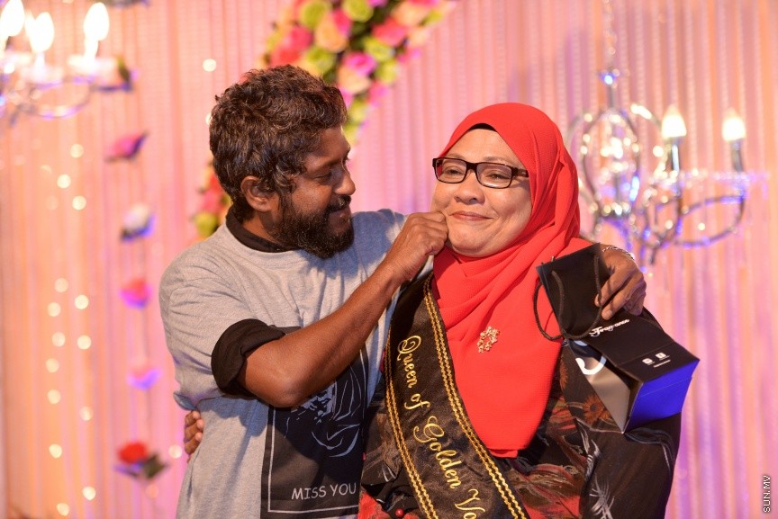 8 އޯގަސްޓް، 2017: މިއުޒިކީ ދުނިޔޭގައި 45 އަހަރު ހޭދަކުރި ލަވަކިޔުންތެރިޔާ ފާތިމަތު ރައޫފް އެންސީއޭއިން ރިޓަޔާކުރަން ބޭއްވި ހަފްލާގެ ތެރެއިން: އެންސީއޭއިން ވަކިވިޔަސް ލަވަކިޔުމުގެ ދާއިރާއާ ދުރަށް ނުދާ ކަމަށް އޭނާ ބުނި--- ސަން ފޮޓޯ/ ފަޔާޒު މޫސާ