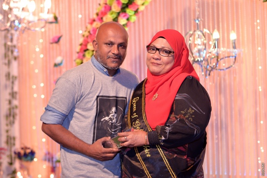 8 އޯގަސްޓް، 2017: މިއުޒިކީ ދުނިޔޭގައި 45 އަހަރު ހޭދަކުރި ލަވަކިޔުންތެރިޔާ ފާތިމަތު ރައޫފް އެންސީއޭއިން ރިޓަޔާކުރަން ބޭއްވި ހަފްލާގެ ތެރެއިން: އެންސީއޭއިން ވަކިވިޔަސް ލަވަކިޔުމުގެ ދާއިރާއާ ދުރަށް ނުދާ ކަމަށް އޭނާ ބުނި--- ސަން ފޮޓޯ/ ފަޔާޒު މޫސާ