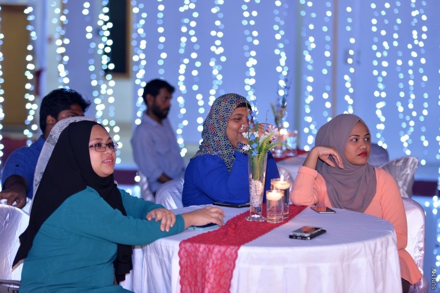 8 އޯގަސްޓް، 2017: މިއުޒިކީ ދުނިޔޭގައި 45 އަހަރު ހޭދަކުރި ލަވަކިޔުންތެރިޔާ ފާތިމަތު ރައޫފް އެންސީއޭއިން ރިޓަޔާކުރަން ބޭއްވި ހަފްލާގެ ތެރެއިން: އެންސީއޭއިން ވަކިވިޔަސް ލަވަކިޔުމުގެ ދާއިރާއާ ދުރަށް ނުދާ ކަމަށް އޭނާ ބުނި--- ސަން ފޮޓޯ/ ފަޔާޒު މޫސާ