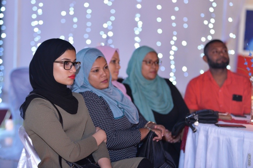 8 އޯގަސްޓް، 2017: މިއުޒިކީ ދުނިޔޭގައި 45 އަހަރު ހޭދަކުރި ލަވަކިޔުންތެރިޔާ ފާތިމަތު ރައޫފް އެންސީއޭއިން ރިޓަޔާކުރަން ބޭއްވި ހަފްލާގެ ތެރެއިން: އެންސީއޭއިން ވަކިވިޔަސް ލަވަކިޔުމުގެ ދާއިރާއާ ދުރަށް ނުދާ ކަމަށް އޭނާ ބުނި--- ސަން ފޮޓޯ/ ފަޔާޒު މޫސާ