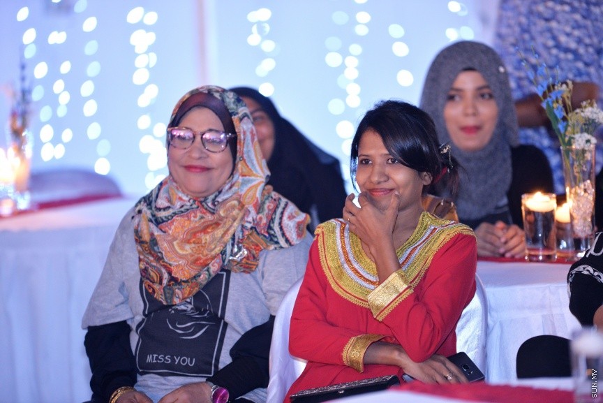 8 އޯގަސްޓް، 2017: މިއުޒިކީ ދުނިޔޭގައި 45 އަހަރު ހޭދަކުރި ލަވަކިޔުންތެރިޔާ ފާތިމަތު ރައޫފް އެންސީއޭއިން ރިޓަޔާކުރަން ބޭއްވި ހަފްލާގެ ތެރެއިން: އެންސީއޭއިން ވަކިވިޔަސް ލަވަކިޔުމުގެ ދާއިރާއާ ދުރަށް ނުދާ ކަމަށް އޭނާ ބުނި--- ސަން ފޮޓޯ/ ފަޔާޒު މޫސާ