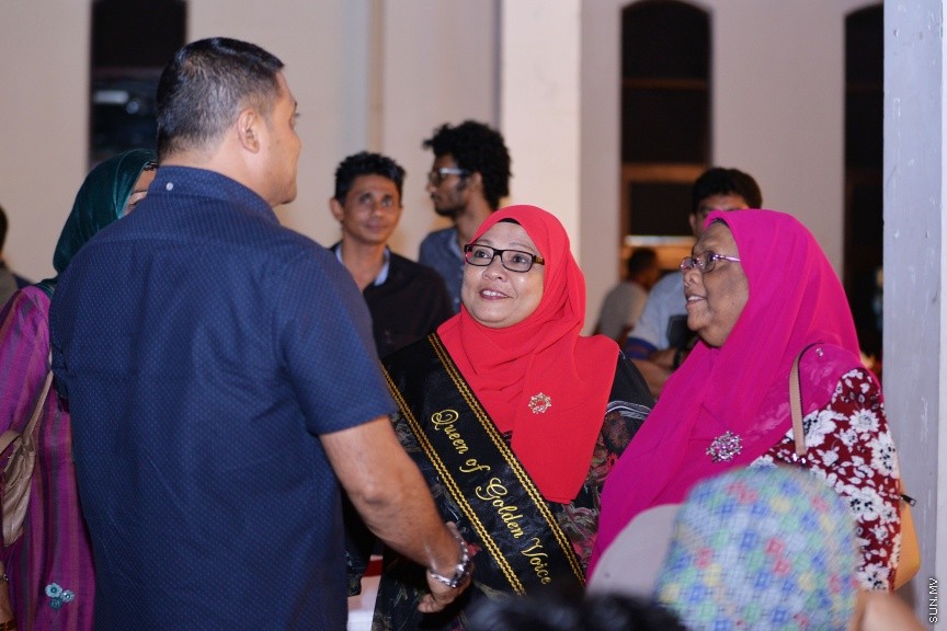 8 އޯގަސްޓް، 2017: މިއުޒިކީ ދުނިޔޭގައި 45 އަހަރު ހޭދަކުރި ލަވަކިޔުންތެރިޔާ ފާތިމަތު ރައޫފް އެންސީއޭއިން ރިޓަޔާކުރަން ބޭއްވި ހަފްލާގެ ތެރެއިން: އެންސީއޭއިން ވަކިވިޔަސް ލަވަކިޔުމުގެ ދާއިރާއާ ދުރަށް ނުދާ ކަމަށް އޭނާ ބުނި--- ސަން ފޮޓޯ/ ފަޔާޒު މޫސާ