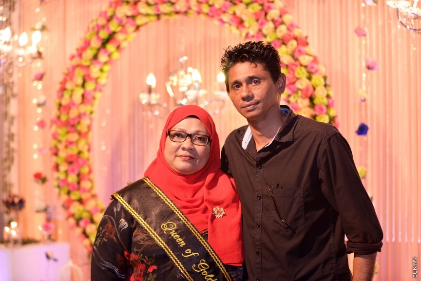 8 އޯގަސްޓް، 2017: މިއުޒިކީ ދުނިޔޭގައި 45 އަހަރު ހޭދަކުރި ލަވަކިޔުންތެރިޔާ ފާތިމަތު ރައޫފް އެންސީއޭއިން ރިޓަޔާކުރަން ބޭއްވި ހަފްލާގެ ތެރެއިން: އެންސީއޭއިން ވަކިވިޔަސް ލަވަކިޔުމުގެ ދާއިރާއާ ދުރަށް ނުދާ ކަމަށް އޭނާ ބުނި--- ސަން ފޮޓޯ/ ފަޔާޒު މޫސާ