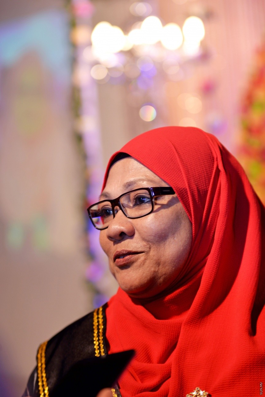8 އޯގަސްޓް، 2017: މިއުޒިކީ ދުނިޔޭގައި 45 އަހަރު ހޭދަކުރި ލަވަކިޔުންތެރިޔާ ފާތިމަތު ރައޫފް އެންސީއޭއިން ރިޓަޔާކުރަން ބޭއްވި ހަފްލާގެ ތެރެއިން: އެންސީއޭއިން ވަކިވިޔަސް ލަވަކިޔުމުގެ ދާއިރާއާ ދުރަށް ނުދާ ކަމަށް އޭނާ ބުނި--- ސަން ފޮޓޯ/ ފަޔާޒު މޫސާ