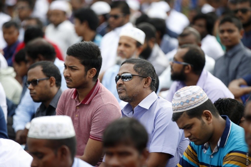 ސެޕްޓެމްބަރ 1، 2017: މާލެގައި ބޮޑު ޖަމާއަތުގައި ކުރެވުނު 1438ވަނަ އަހަރުގެ އަޟްހާ އީދު ނަމާދުގެ ތެރެއިން -- ސަން ފޮޓޯ/ ފަޔާޒު މޫސާ