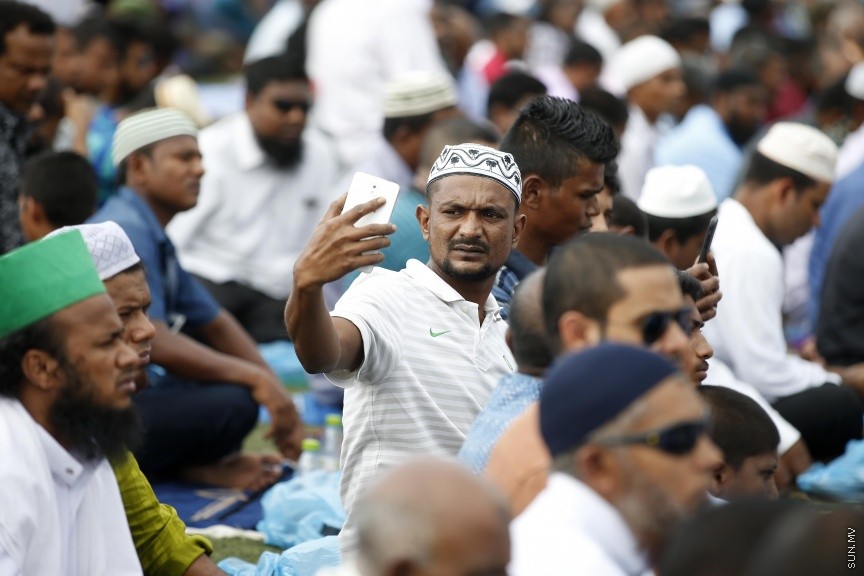 ސެޕްޓެމްބަރ 1، 2017: މާލެގައި ބޮޑު ޖަމާއަތުގައި ކުރެވުނު 1438ވަނަ އަހަރުގެ އަޟްހާ އީދު ނަމާދުގެ ތެރެއިން -- ސަން ފޮޓޯ/ ފަޔާޒު މޫސާ