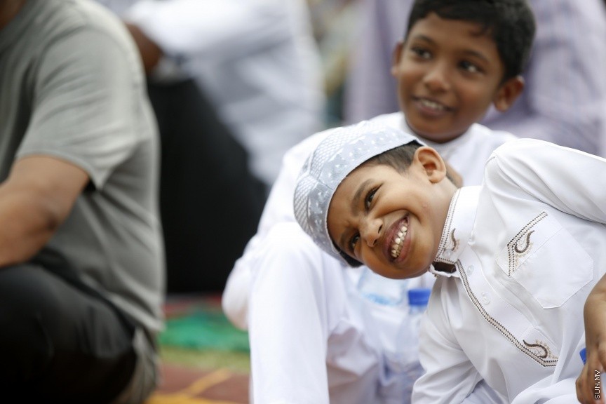 ސެޕްޓެމްބަރ 1، 2017: މާލެގައި ބޮޑު ޖަމާއަތުގައި ކުރެވުނު 1438ވަނަ އަހަރުގެ އަޟްހާ އީދު ނަމާދުގެ ތެރެއިން -- ސަން ފޮޓޯ/ ފަޔާޒު މޫސާ