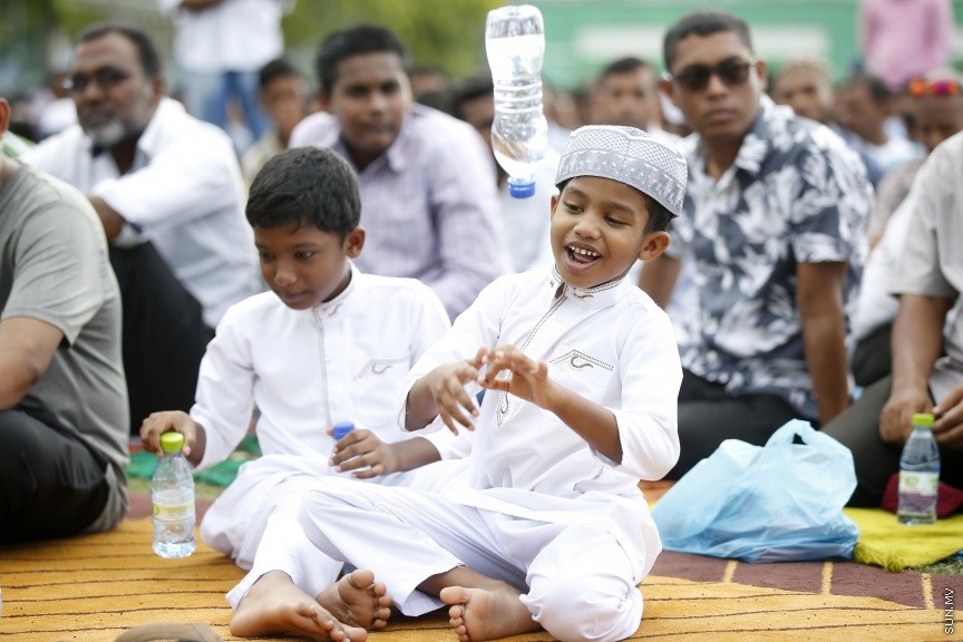 ސެޕްޓެމްބަރ 1، 2017: މާލެގައި ބޮޑު ޖަމާއަތުގައި ކުރެވުނު 1438ވަނަ އަހަރުގެ އަޟްހާ އީދު ނަމާދުގެ ތެރެއިން -- ސަން ފޮޓޯ/ ފަޔާޒު މޫސާ