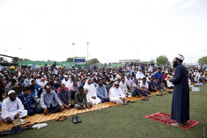 ސެޕްޓެމްބަރ 1، 2017: މާލެގައި ބޮޑު ޖަމާއަތުގައި ކުރެވުނު 1438ވަނަ އަހަރުގެ އަޟްހާ އީދު ނަމާދުގެ ތެރެއިން -- ސަން ފޮޓޯ/ ފަޔާޒު މޫސާ