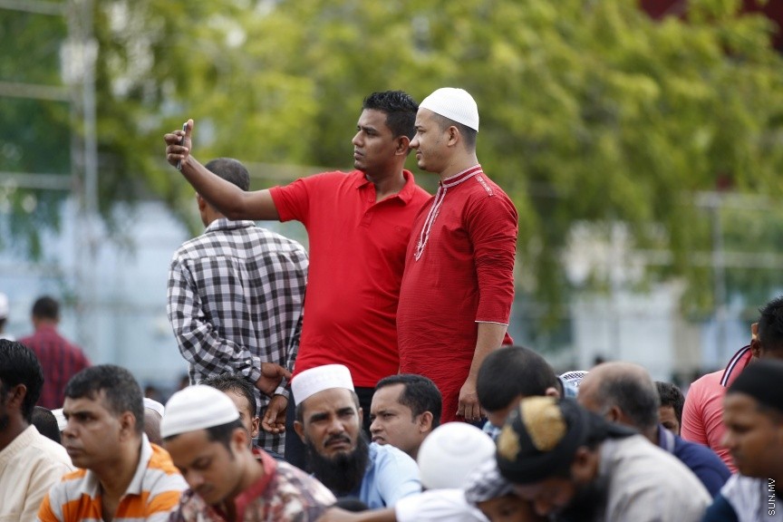 ސެޕްޓެމްބަރ 1، 2017: މާލެގައި ބޮޑު ޖަމާއަތުގައި ކުރެވުނު 1438ވަނަ އަހަރުގެ އަޟްހާ އީދު ނަމާދުގެ ތެރެއިން -- ސަން ފޮޓޯ/ ފަޔާޒު މޫސާ