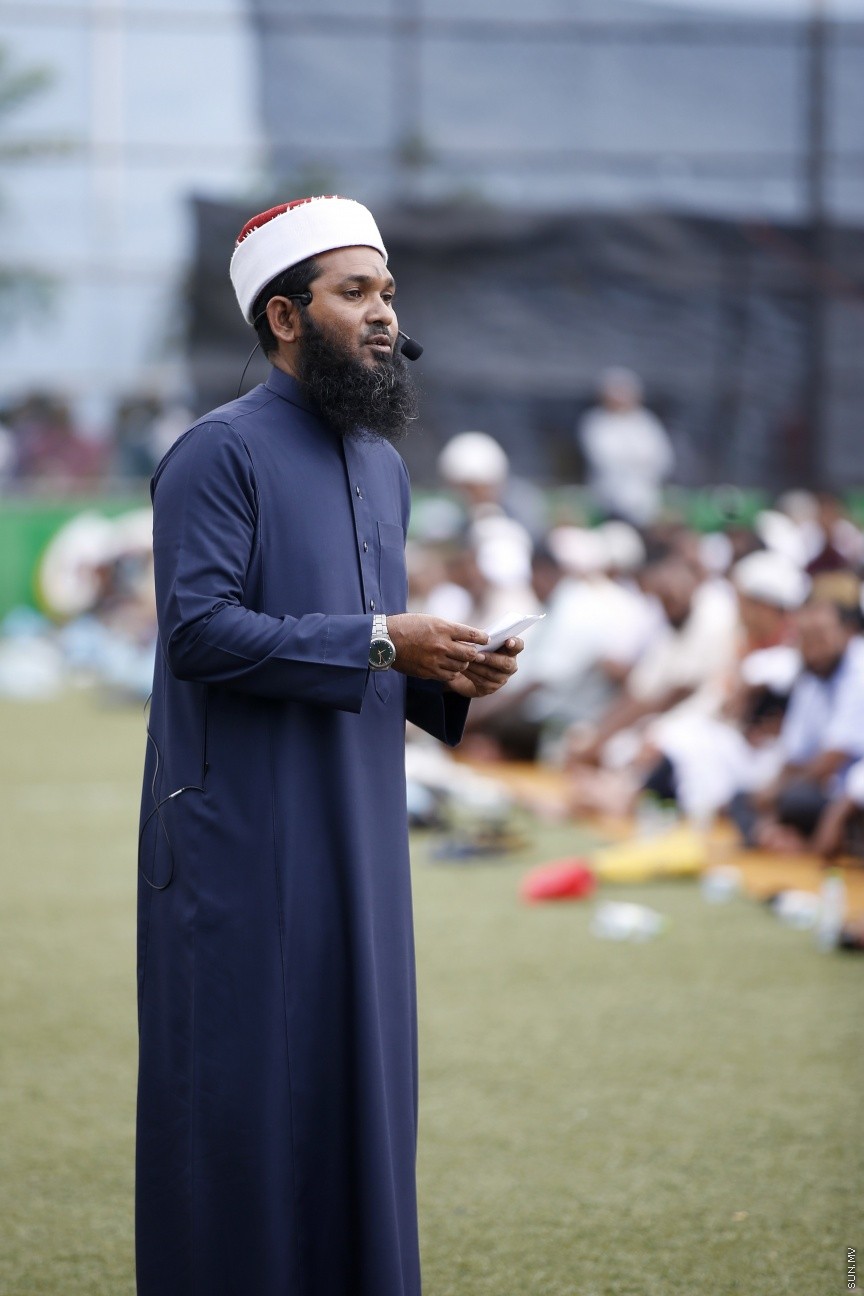 ސެޕްޓެމްބަރ 1، 2017: މާލެގައި ބޮޑު ޖަމާއަތުގައި ކުރެވުނު 1438ވަނަ އަހަރުގެ އަޟްހާ އީދު ނަމާދުގެ ތެރެއިން -- ސަން ފޮޓޯ/ ފަޔާޒު މޫސާ