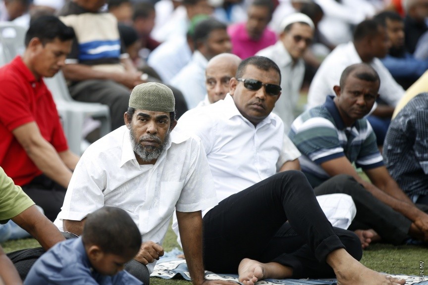 ސެޕްޓެމްބަރ 1، 2017: މާލެގައި ބޮޑު ޖަމާއަތުގައި ކުރެވުނު 1438ވަނަ އަހަރުގެ އަޟްހާ އީދު ނަމާދުގެ ތެރެއިން -- ސަން ފޮޓޯ/ ފަޔާޒު މޫސާ