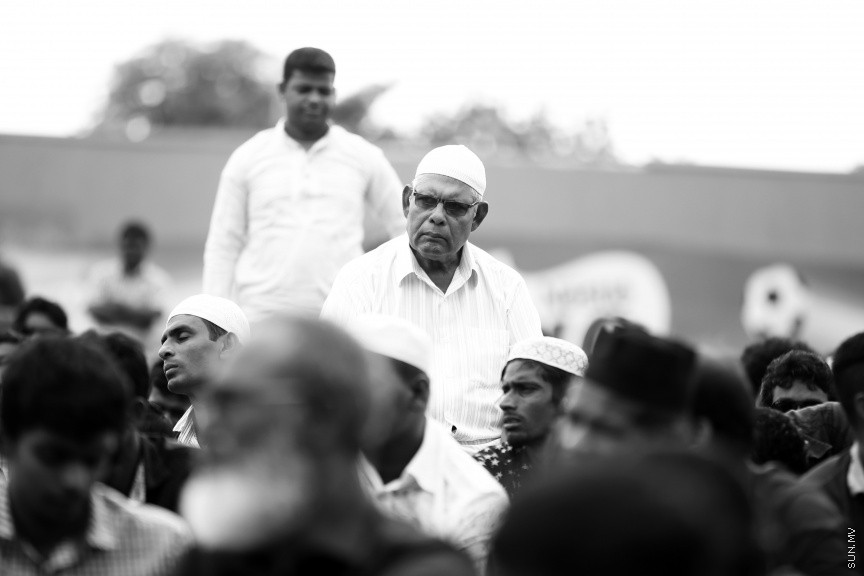 ސެޕްޓެމްބަރ 1، 2017: މާލެގައި ބޮޑު ޖަމާއަތުގައި ކުރެވުނު 1438ވަނަ އަހަރުގެ އަޟްހާ އީދު ނަމާދުގެ ތެރެއިން -- ސަން ފޮޓޯ/ ފަޔާޒު މޫސާ