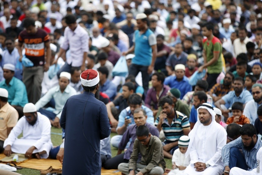 ސެޕްޓެމްބަރ 1، 2017: މާލެގައި ބޮޑު ޖަމާއަތުގައި ކުރެވުނު 1438ވަނަ އަހަރުގެ އަޟްހާ އީދު ނަމާދުގެ ތެރެއިން -- ސަން ފޮޓޯ/ ފަޔާޒު މޫސާ