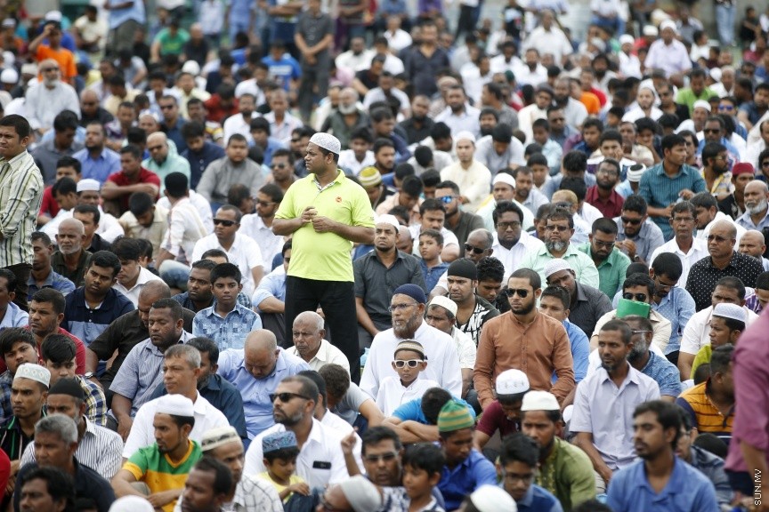 ސެޕްޓެމްބަރ 1، 2017: މާލެގައި ބޮޑު ޖަމާއަތުގައި ކުރެވުނު 1438ވަނަ އަހަރުގެ އަޟްހާ އީދު ނަމާދުގެ ތެރެއިން -- ސަން ފޮޓޯ/ ފަޔާޒު މޫސާ